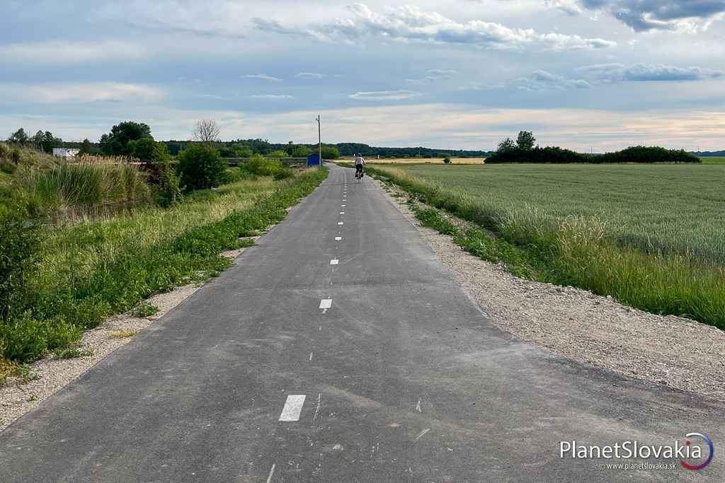 Jedna z možností prístupu na letisko v Senici - cyklotrasa zo Šajdíkových Humeniec popri rieke Myjave.