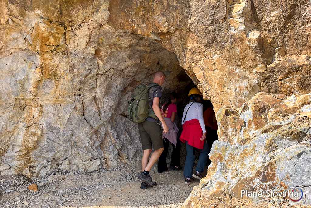 Adrenalínová perlička počas prehliadky lomu Šobov - prechod štôlňou.