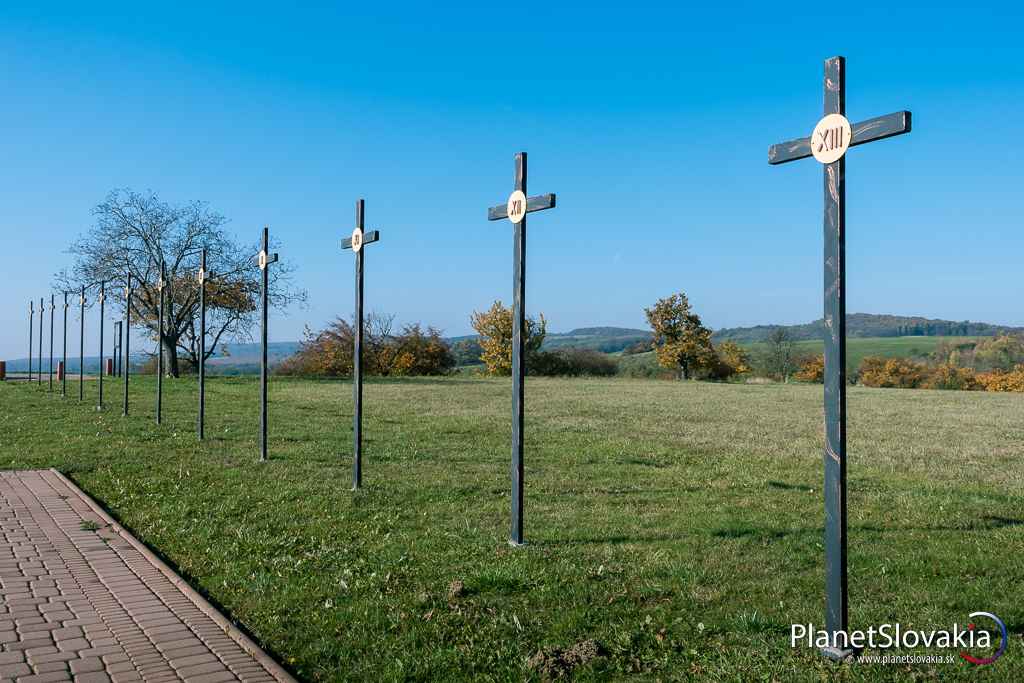 Krížová cesta. V roku 2009 bolo v okolí chodníku, ktorý smeruje ku veľkému krížu vybudovaných 14 jednoduchých krížov, ktoré symbolizujú 14 zastavení krížovej cesty.