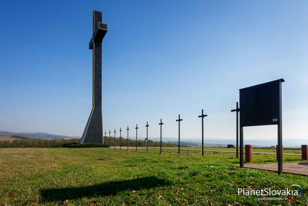 Miléniový kríž pohľadom od cesty. Kríž sa nedá nevšimnúť si. Jedná sa o lokálny monument, ktorý uvidíte aj z väčšej diaľky.