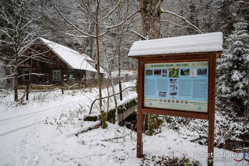 Infotabuľa a chatka v úvode Doliny Dve vody.