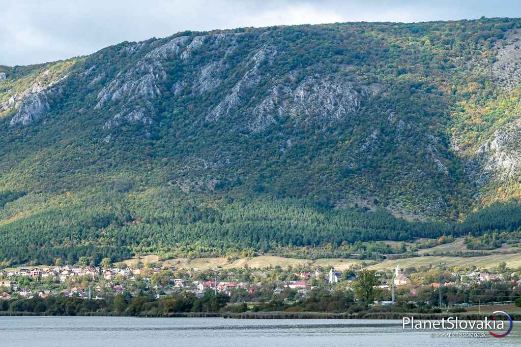 Pohľad k obci Hrhov a skalnú stenu, ktorá ju ohraničuje zo severnej strany.