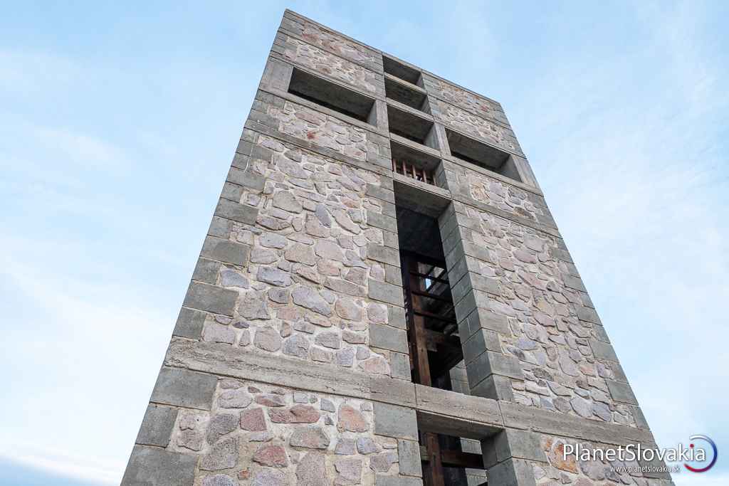 Zaujímavým architektonickým prvkom rozhľadne sú priestory v stenách vyhliadkovej veže v tvare kríža.