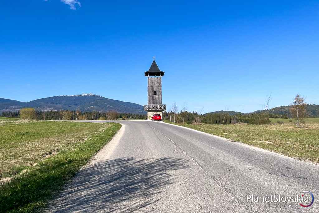 Príjazdová cesta k rozhľadni Trchovnica od Oravskej Polhory smerom na Slanú vodu.