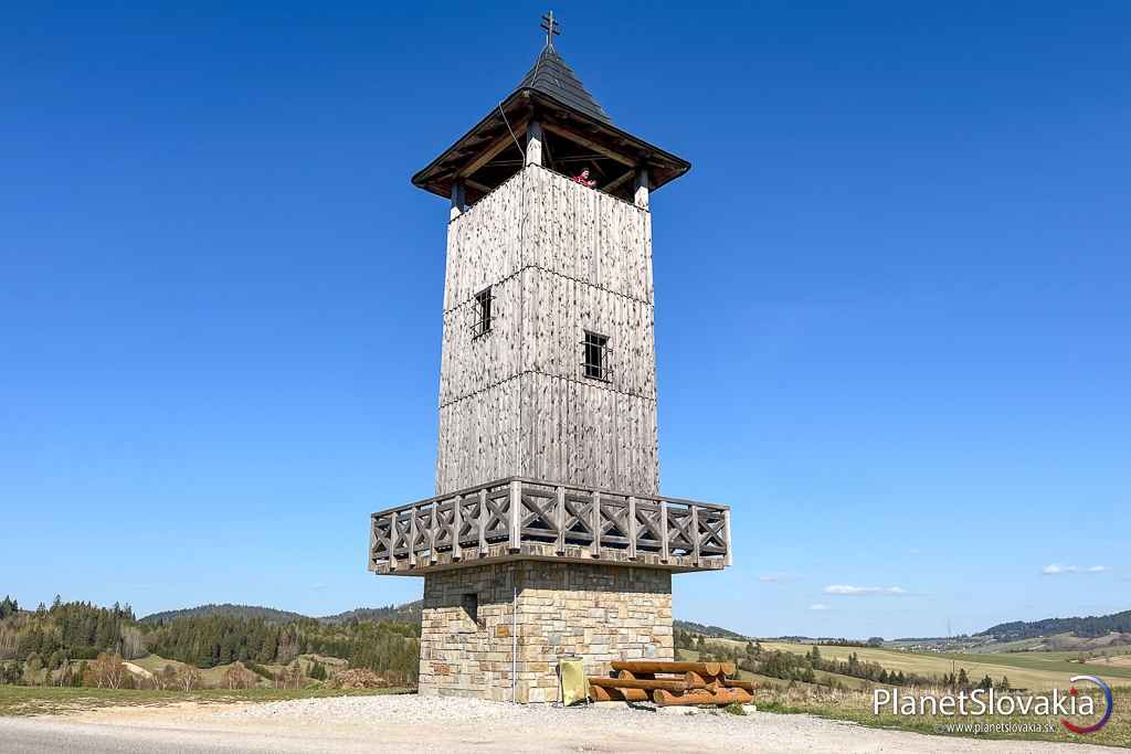 Rozhľadňa Trchovnica je budovou z kameňa a dreva.