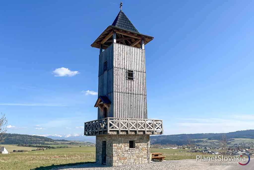 Vstup do rozhľadne vedie k drevenému viacpodlažnému schodisku.