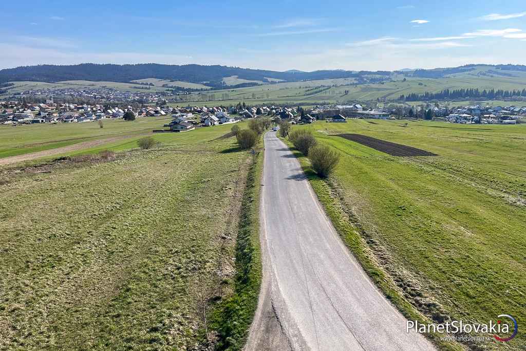 Pohľad z rozhľadne Trchovnica na príjazdovú cestu z Oravskej Polhory.