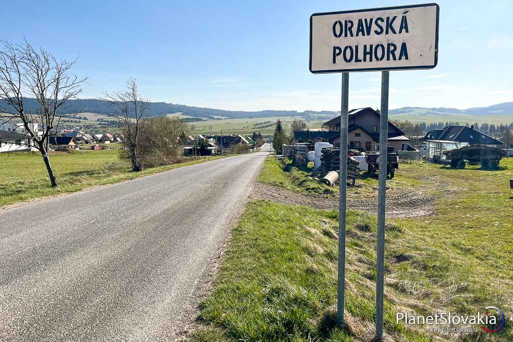 Asfaltka, ktorá vedie k rozhľadni nie je príliš komfortná pre peších. Zišiel by sa chodník.