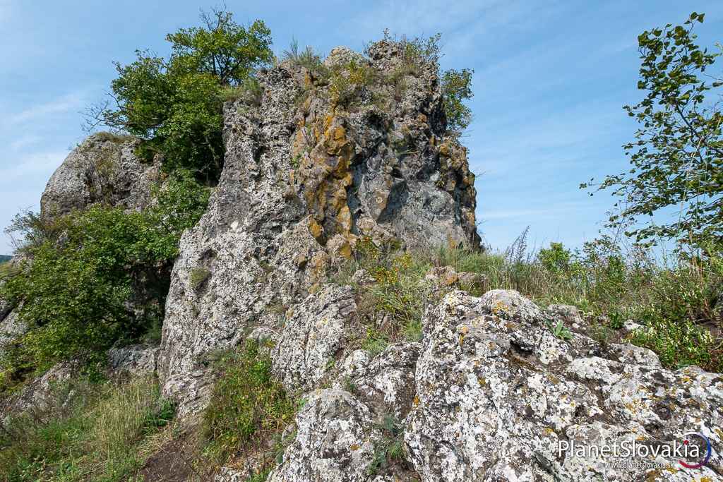 Vrchná časť sopečného brala. Stopy po niekdajšej pevnosti tu už sotva nájdete.