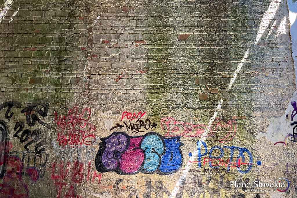 Detail muriva vo vnútri nového hangáru v Dúbravke.