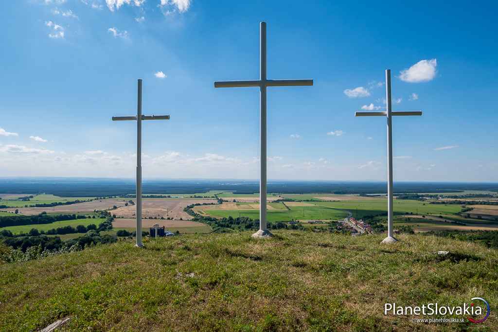 Tri kríže nad Pernekom. Vcelku neznáma lokalita, ktorá však zaujme svojimi výhľadmi. Na mieste je aj niekoľko stavieb určených veriacim.