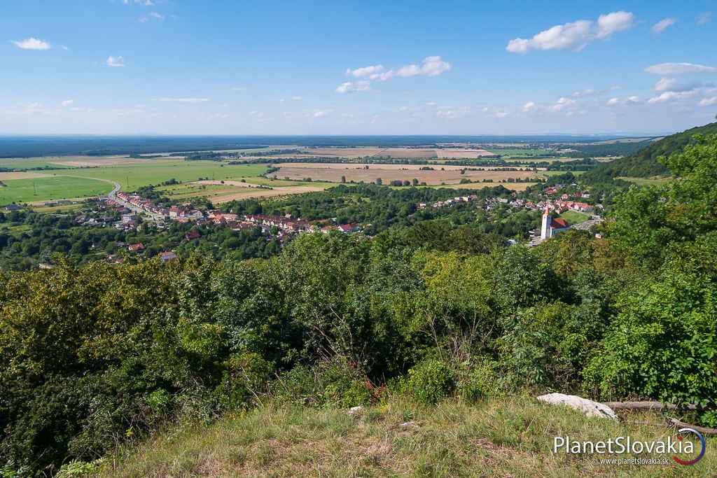 Výhľady na Borskú nížinu. Lokalita ponúka veľmi dobré výhľady na priľahlú nížinu. Dá sa dovidieť na Malacky, Lozorno či Plavecký Štvrtok. Za dobrej viditeľnosti je ďaleko vzadu vidieť i do Rakúska.
