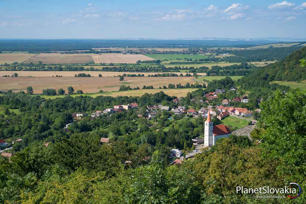 Pohľad na obec Pernek. Zreteľne je vidieť kostol, od ktorého môžete začať túru na Tri kríže.