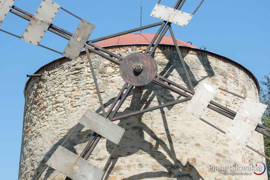 Detail vrtuľového mechanizmu. Pôvodne bola kopula mlynu plne otočná, aby sa ideálne nasmerovala na prúdiaci vietor.