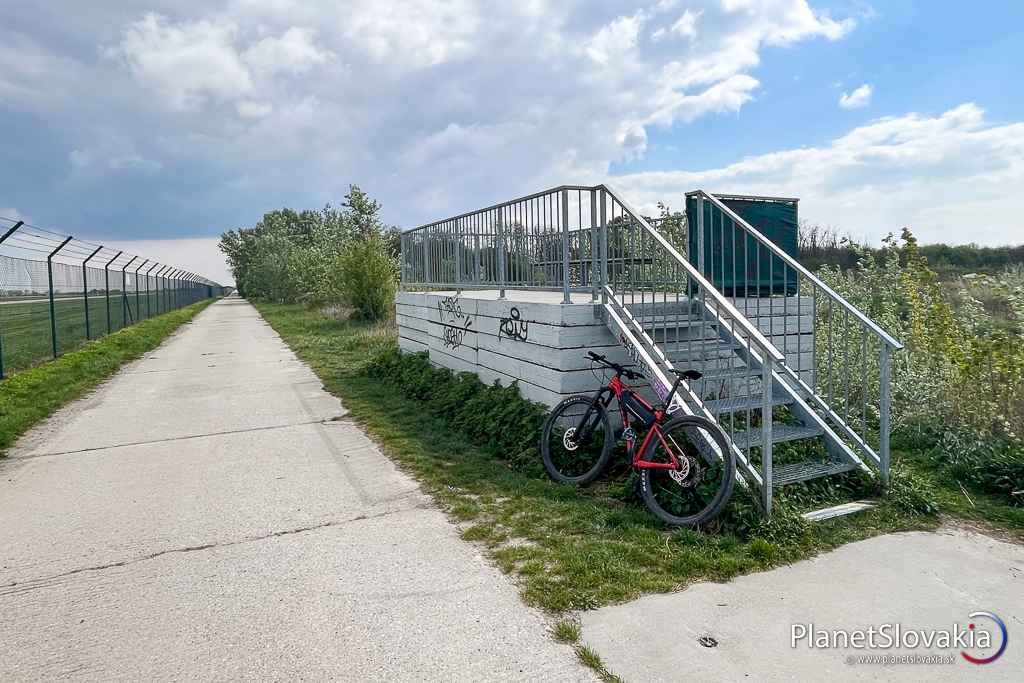 Príjazdová cesta k vyhliadke zo smeru od Malého Dunaja.